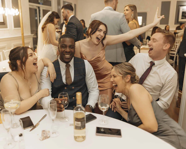 Una mesa de invitados riendo a carcajadas